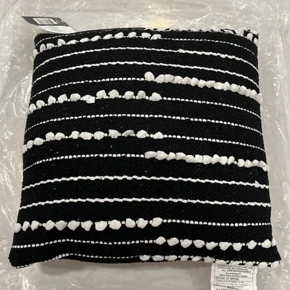 5th & Noble 2pc decorative toss pillow set (black/white) - NWT! - Picture 6 of 14